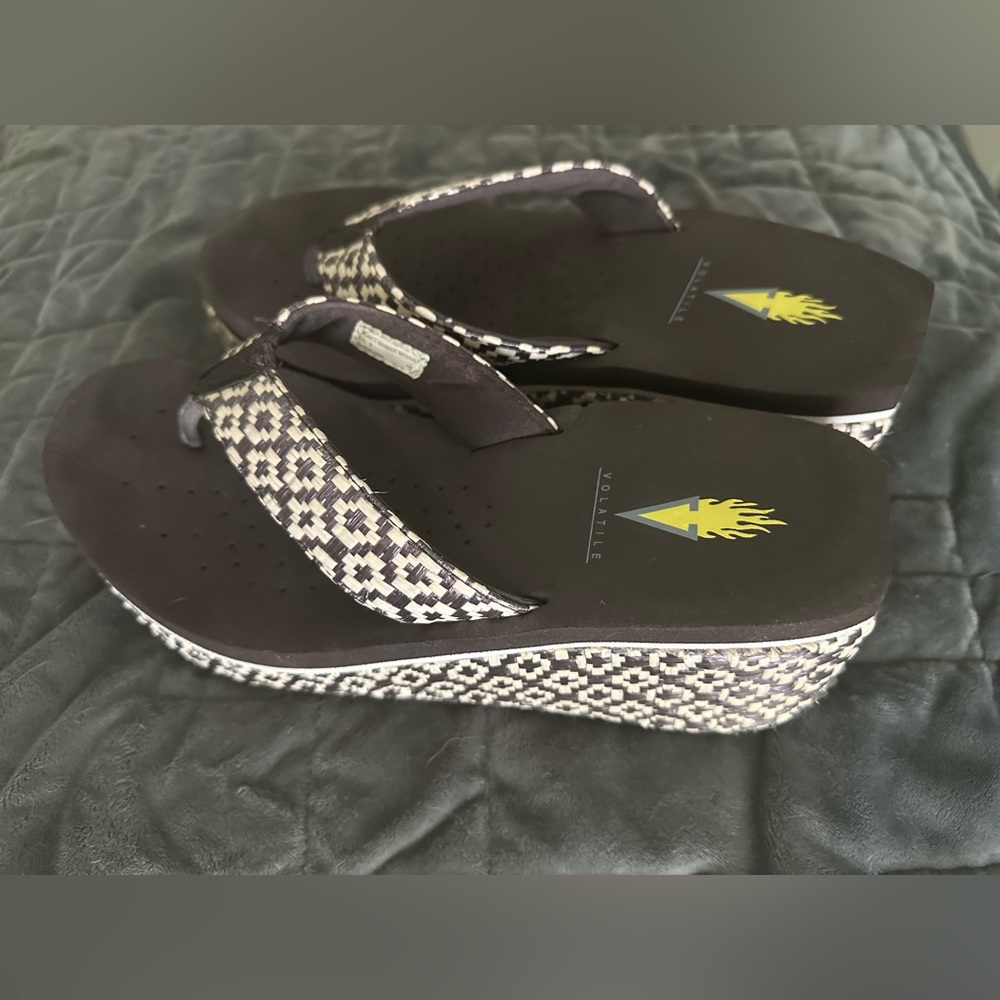 VOLATILE™ women’s island sandal